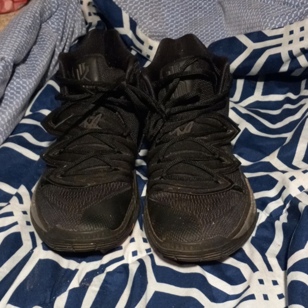 Basketball shoes